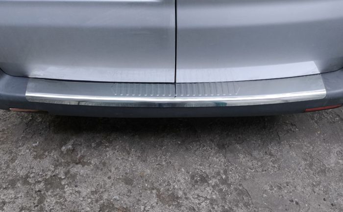 Накладка на задний бампер с загибом (Carmos V1, нержавеющая сталь) для Volkswagen T5 Caravelle 2004-2010 гг