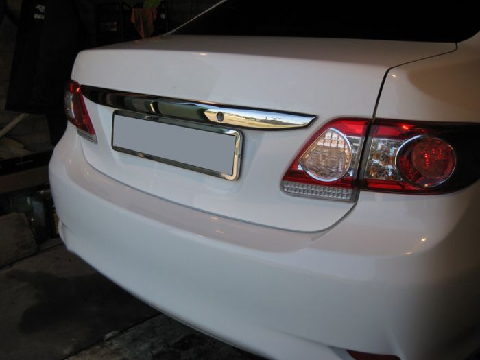 Хромированная накладка над номером 2010-2013 (нерж. сталь) для Toyota Corolla