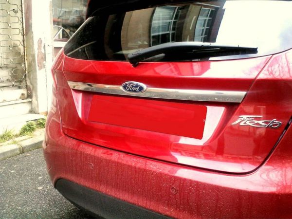 Хромированная накладка над номером (нержавейка) OmsaLine - Итальянская Нержавейка для Ford Fiesta 2008-2017 гг