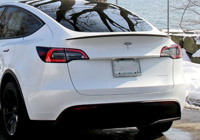 Спойлер багажника Tesla Model Y стиль S черный глянцевый (2020-...)