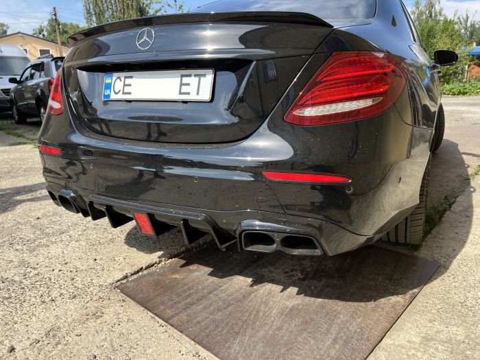 Спойлер Черный глянец (седан) на Mercedes-Benz E-Class W213 2016-2020 года.