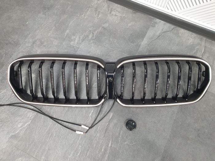 Ноздри Черный глянец ( 1 bar ) Iconic glow на BMW 5 Series G30 / G31 2020-2023 года