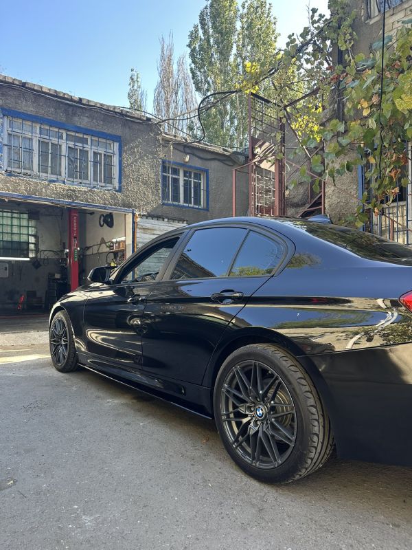 Лезвие на пороги Черный глянец на BMW M3 F80 2014-2020 года