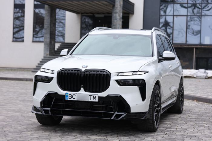 Комплект рестайлинга (стиль X7 M60i LCI + оптика) на BMW X7 G07 2018-2022 года