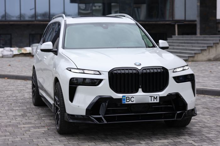 Комплект рестайлинга (стиль X7 M60i LCI + оптика) на BMW X7 G07 2018-2022 года