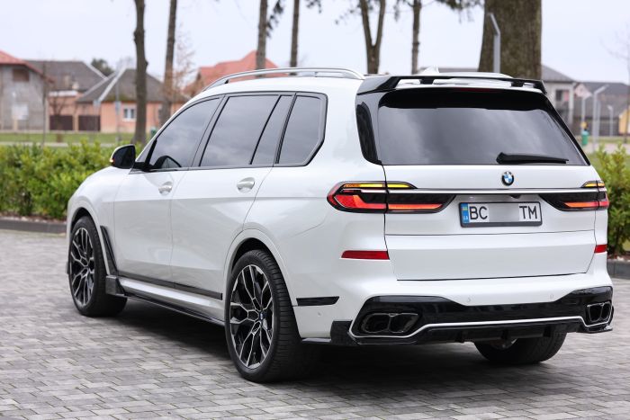 Комплект рестайлинга (стиль X7 M60i LCI + оптика) на BMW X7 G07 2018-2022 года