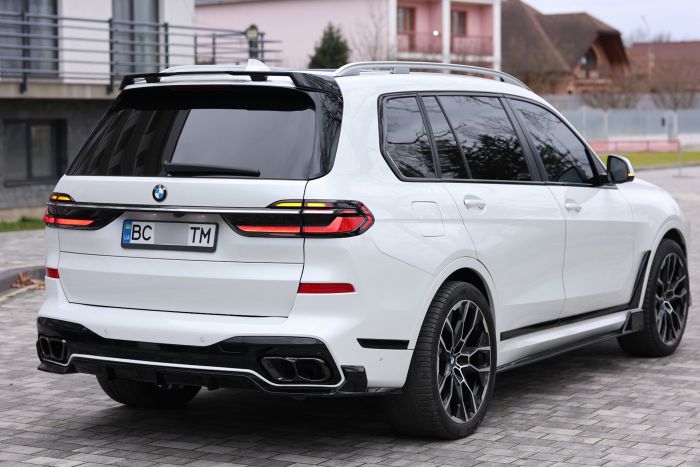 Комплект рестайлинга (стиль X7 M60i LCI + оптика) на BMW X7 G07 2018-2022 года