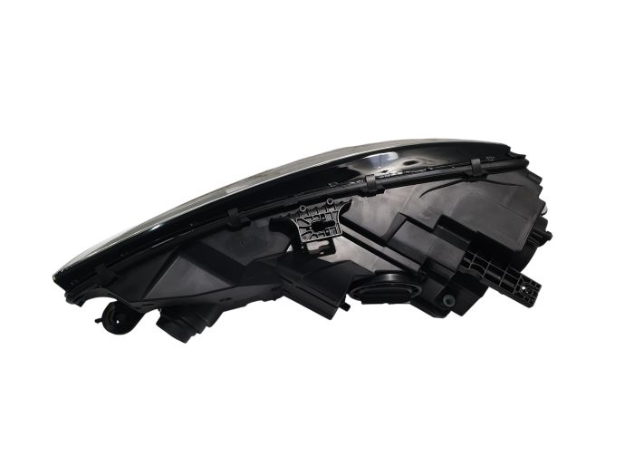Передние фары (Xenon комплектные) на Audi A4 B9 2015-2019 года.