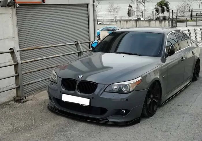 Губа (переднего бампера) Черный глянец (М-Пакет) на BMW 5 Series E60/E61 2003-2010 года