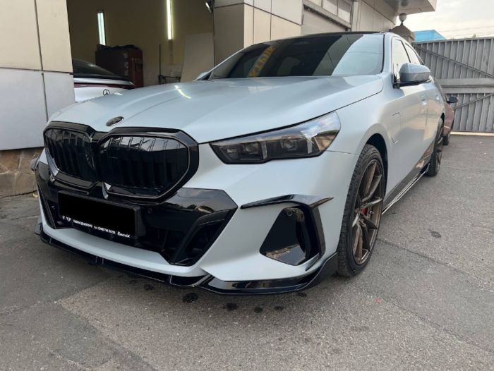 Тюнинг переднего бампера Черный глянец на BMW 5 Series G60/G61 2023-2025 года