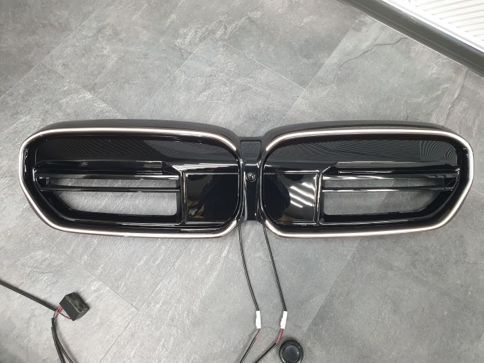 Ноздри Черный глянец ( M5 G90 Look ) Iconic glow на BMW 5 Series G30 / G31 2020-2023 года