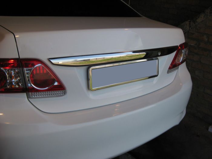 Хромированная накладка над номером 2010-2013 (нерж. сталь) для Toyota Corolla