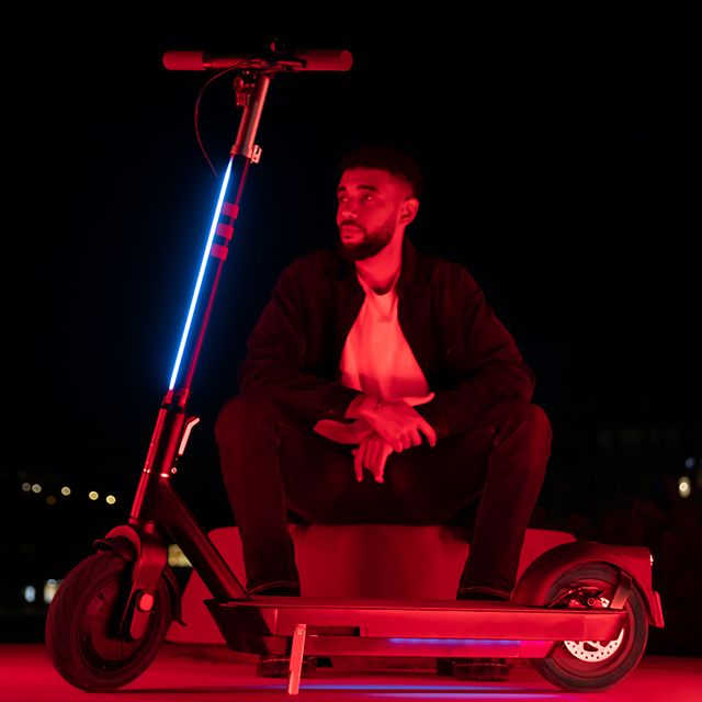 Електросамокат OKAI ES30-NEON PRO Black 10", 350(700)W, 14.7Ah, 80km, 25km\h, 25%, NFC, App, 21kg (ES30-B)
