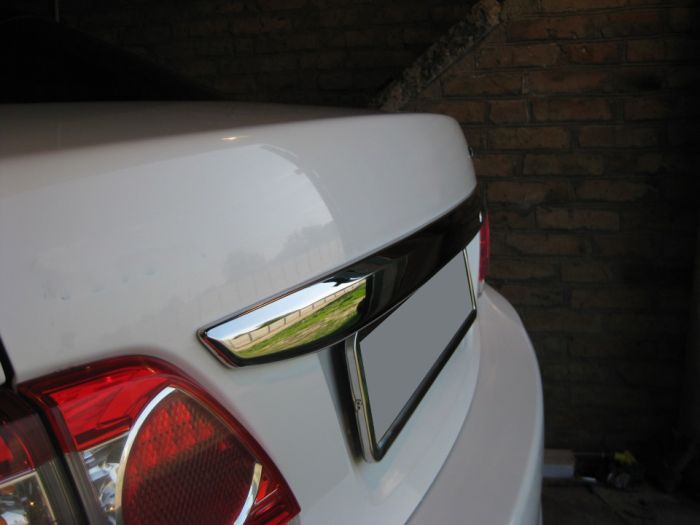 Хромированная накладка над номером 2010-2013 (нерж. сталь) для Toyota Corolla