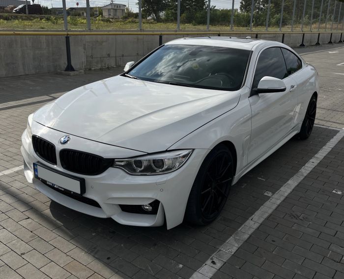 Передний бампер (стиль M4) под туманки на BMW 4 Series F32/F33 2013-2020 года