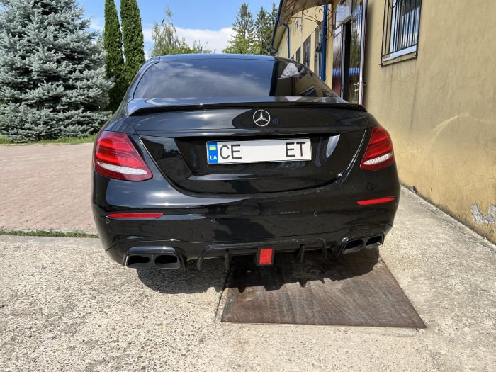 Спойлер Черный глянец (седан) на Mercedes-Benz E-Class W213 2016-2020 года.