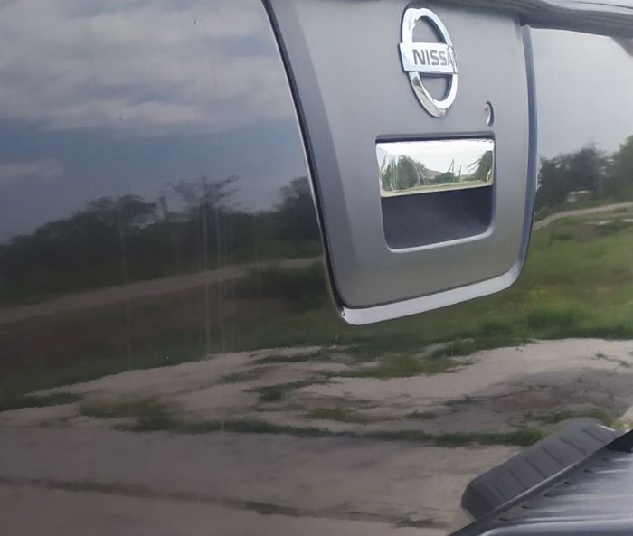 Накладка на ручку багажника Нержавейка OmsaLine - Итальянская Нержавейка для Nissan Navara 2006-2015 гг