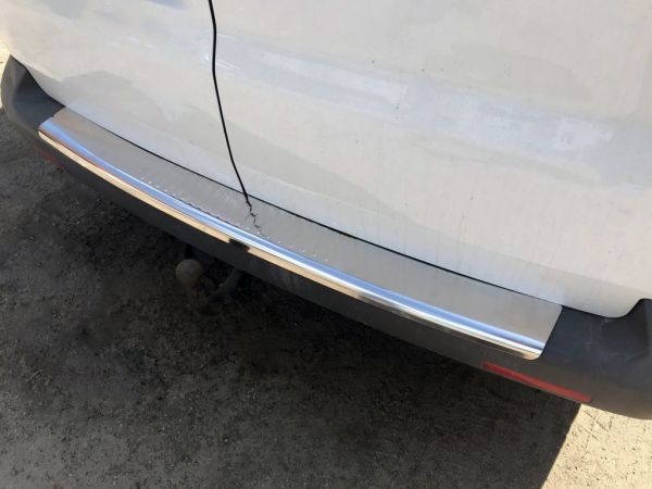 Накладка на задний бампер с загибом (Carmos V1, нержавеющая сталь) для Volkswagen T5 Caravelle 2004-2010 гг