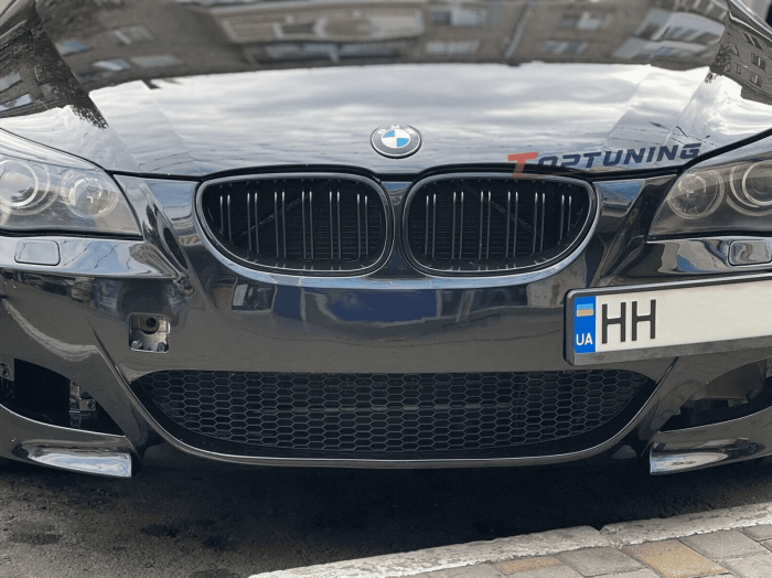 Решетка радиатора BMW E60 / E61 M5-LOOK черная глянцевая