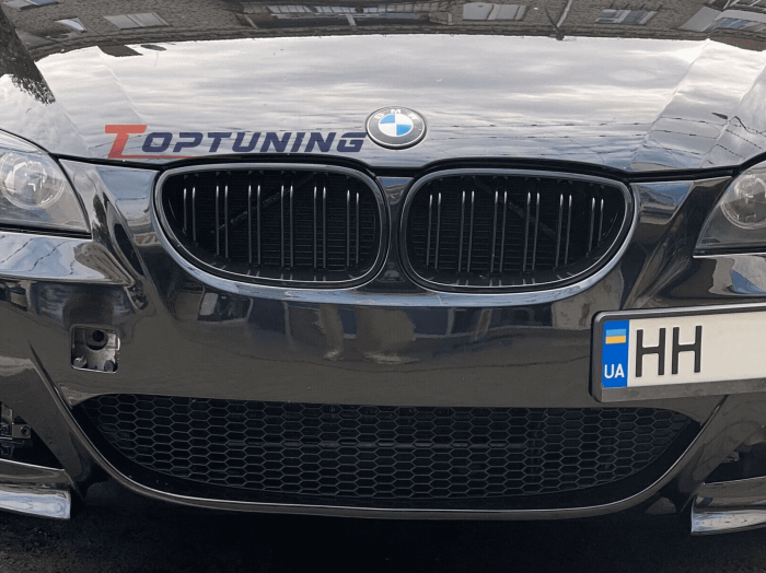 Решетка радиатора BMW E60 / E61 M5-LOOK черная глянцевая